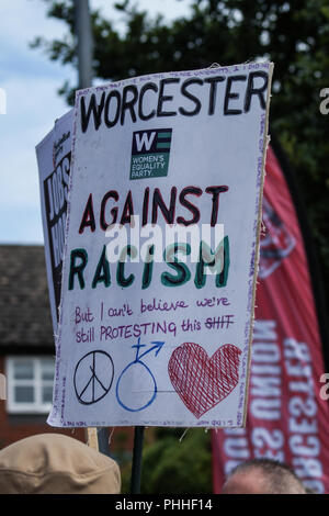 Worcester, Royaume-Uni. 1er septembre 2018. Les manifestants antifascistes sont vues rassemblement dans Hill Street Car Park en avant d'un EDL protester dans la ville de Worcester, Worcester, Royaume-Uni le 1er septembre 2018 Crédit : Jim Wood/Alamy Live News Banque D'Images