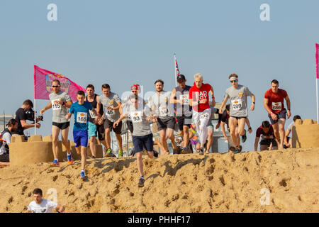 Margate, Kent, UK. 1er septembre 2018. Red Bull a apporté "sables mouvants" de la ville côtière de Margate. Un cours d'endurance sur le sable doré avec des châteaux, des collines, des tranchées et des rouleaux pour tester les concurrents à l'épuisement. Comment dur peut être un kilomètre ? Credit : ernie Jordanie/Alamy Live News Banque D'Images