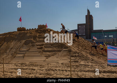 Margate, Kent, UK. 1er septembre 2018. Red Bull a apporté "sables mouvants" de la ville côtière de Margate. Un cours d'endurance sur le sable doré avec des châteaux, des collines, des tranchées et des rouleaux pour tester les concurrents à l'épuisement. Comment dur peut être un kilomètre ? Credit : ernie Jordanie/Alamy Live News Banque D'Images