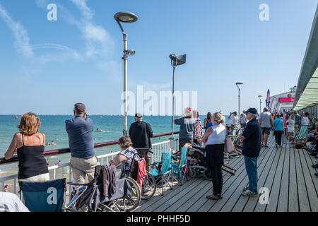 Bournemouth, Royaume-Uni. 1er septembre 2018. Le Bournemouth Air Festival se poursuit avec de bonnes conditions météorologiques et des foules immenses à la libre, festival annuel sur la plage de Bournemouth, Dorset. Affiche de la flèches rouges, l'équipe de démonstration de parachutisme Tigres, gravité, Jet Industries un hélicoptère Chinook et le Breitling Jet Team, entre autres. Crédit : Thomas Faull/Alamy Live News Banque D'Images