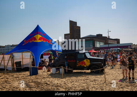 Margate, Kent, UK. 1er septembre 2018. Red Bull a apporté "sables mouvants" de la ville côtière de Margate. Un cours d'endurance sur le sable doré avec des châteaux, des collines, des tranchées et des rouleaux pour tester les concurrents à l'épuisement. Comment dur peut être un kilomètre ? Credit : ernie Jordanie/Alamy Live News Banque D'Images