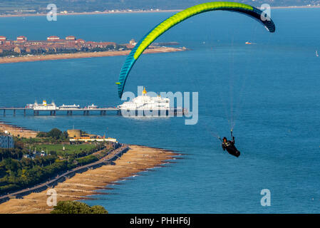 Beachy Head, Eastbourne, East Sussex, UK. 1er septembre 2018. Parapente profitez des vents et ciel bleu sur les falaises de Beachy Head sur la côte sud de l'Angleterre Crédit : Newspics UK South/Alamy Live News Banque D'Images