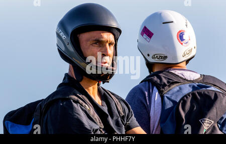 Beachy Head, Eastbourne, East Sussex, UK. 1er septembre 2018. Parapente profitez des vents et ciel bleu sur les falaises de Beachy Head sur la côte sud de l'Angleterre Crédit : Newspics UK South/Alamy Live News Banque D'Images