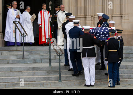 Une garde d'honneur militaire porte cercueil de feu le sénateur John McCain, républicain de l'Arizona, avant les funérailles de feu le sénateur à la cathédrale nationale de Washington, DC, le 1 septembre 2018. Crédit : Alex Edelman / CNP / MediaPunch Banque D'Images