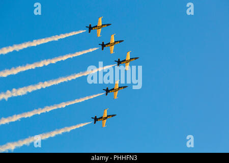 Bournemouth, Royaume-Uni. Du 1er septembre 2018. Belle soirée pour le crépuscule s'affichent sur le 3e jour du Festival de l'air de Bournemouth. Le Breitling Jet Team effectuer pour la première fois à Bournemouth - ils n'ont pas affiché à un spectacle aérien civil britannique pendant près de 15 ans et jamais sur la côte sud. Le soleil qui attrape le dessous de l'avion et les rendre glow ! L'équipe est composée de sept République tchèque Aero L-39 Albatros jet. Credit : Carolyn Jenkins/Alamy Live News Banque D'Images