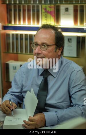 Normandie, France. 1er sept 2018. Le livre de François Hollande dévouement ancien président de la République française, François Hollande est en tournée en France pour la dédicace de son livre "Les leçons de la puissance". C'était le 31 août et 1er septembre en Normandie à Cherbourg et Granville où de nombreux lecteurs sont venus à sa rencontre Delacourd Crédit : Gilles/Alamy Live News Banque D'Images