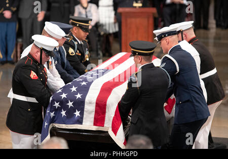 Washington, États-Unis d'Amérique. Août 31, 2018. Garde d'honneur militaire porte le cercueil contenant les restes du feu le sénateur américain John McCain (républicain de l'Arizona) dans le Capitole pour la rotonde située dans la région de cérémonie en son honneur à Washington, DC le Vendredi, Août 31, 2018. Credit : Ron Sachs/CNP (restriction : NO New York ou le New Jersey Journaux ou journaux dans un rayon de 75 km de la ville de New York) | Conditions de crédit dans le monde entier : dpa/Alamy Live News Banque D'Images