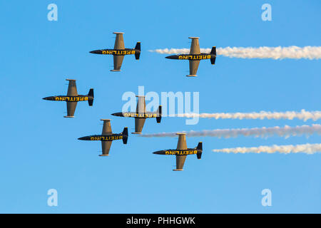 Bournemouth, Royaume-Uni. Du 1er septembre 2018. Belle soirée pour le crépuscule s'affichent sur le 3e jour du Festival de l'air de Bournemouth. Le Breitling Jet Team effectuer pour la première fois à Bournemouth - ils n'ont pas affiché à un spectacle aérien civil britannique pendant près de 15 ans et jamais sur la côte sud. Le soleil qui attrape le dessous de l'avion et les rendre glow ! L'équipe est composée de sept République tchèque Aero L-39 Albatros jet. Credit : Carolyn Jenkins/Alamy Live News Banque D'Images