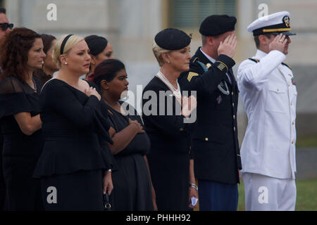 Washington, DC, USA. Du 1er septembre 2018. La famille du sénateur John McCain se rassemble pour regarder son cercueil s'écarter le capitole après être resté dans la région. Crédit : Michael Candelori/ZUMA/Alamy Fil Live News Banque D'Images