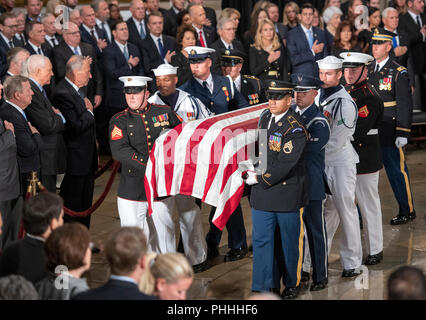 Garde d'honneur militaire porte le cercueil contenant les restes du feu le sénateur américain John McCain (républicain de l'Arizona) dans le Capitole pour la rotonde située dans la région de cérémonie en son honneur à Washington, DC le Vendredi, Août 31, 2018. Credit : Ron Sachs/CNP/MediaPunch (restriction : NO New York ou le New Jersey Journaux ou journaux dans un rayon de 75 km de la ville de New York)/MediaPunch Banque D'Images