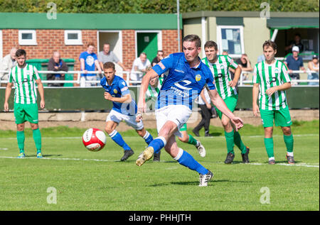 East Riding of Yorkshire, UK. 01 septembre 2018 - North Ferriby United A.F.C dans l'East Riding of Yorkshire, Angleterre, connu comme les villageois et jouant en vert, l'hôte d'un match contre Warrington Town AFC, connu sous le nom de jaune et le fil et à jouer en bleu, les deux clubs jouent dans l'Evo Stik Premier League Premier Division, le septième niveau du football anglais. Crédit : John Hopkins/Alamy Live News Banque D'Images