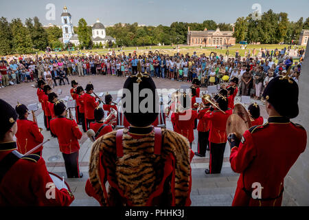 Moscou, Russie. 1er septembre 2018. Les membres du groupe des jeunes Impériale Brentwood participant à la Tour Spasskaya 2018 Festival International de musiques militaires, effectuer au parc Tsaritsyno à Moscou Crédit : Nikolay Vinokourov/Alamy Live News Banque D'Images