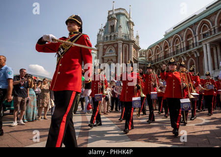 Moscou, Russie. 1er septembre 2018. Les membres du groupe des jeunes Impériale Brentwood participant à la Tour Spasskaya 2018 Festival International de musiques militaires, effectuer au parc Tsaritsyno à Moscou Crédit : Nikolay Vinokourov/Alamy Live News Banque D'Images