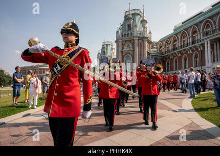 Moscou, Russie. 1er septembre 2018. Les membres du groupe des jeunes Impériale Brentwood participant à la Tour Spasskaya 2018 Festival International de musiques militaires, effectuer au parc Tsaritsyno à Moscou Crédit : Nikolay Vinokourov/Alamy Live News Banque D'Images