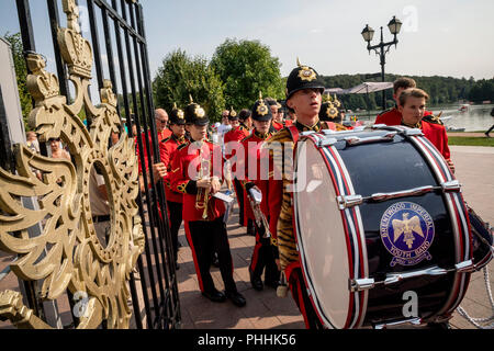 Moscou, Russie. 1er septembre 2018. Les membres du groupe des jeunes Impériale Brentwood participant à la Tour Spasskaya 2018 Festival International de musiques militaires, effectuer au parc Tsaritsyno à Moscou Crédit : Nikolay Vinokourov/Alamy Live News Banque D'Images