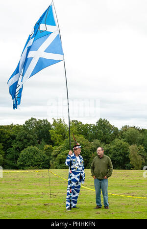 Dunfermline, Fife, au Royaume-Uni. Du 1er septembre 2018. Un homme est vu tenant un grand drapeau écossais.Les partisans de l'indépendance de l'Écosse ont défilé à Dunfermline dans le cadre de la '' 'tous' sous une bannière de protestation, comme la coalition vise à exécuter de tels événements jusqu'à ce que l'Ecosse est '' 'libre de droits Photo crédit : Stewart Kirby/SOPA Images/ZUMA/Alamy Fil Live News Banque D'Images