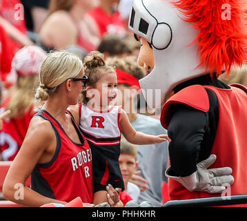 Piscataway, NJ, USA. Du 1er septembre 2018. Un jeune fan de Rutgers pendant un match de football NCAA entre les Bobcats de l'État du Texas et le Rutgers Scarlet Knights à HighPoint Solutions Stadium à Piscataway, New Jersey Mike Langish/Cal Sport Media. Credit : csm/Alamy Live News Banque D'Images