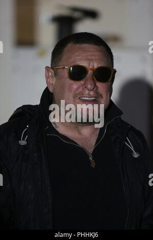 Knebworth Park, Hertfordshire, Royaume-Uni. 1er septembre 2018. Happy Mondays singer Shaun Ryder backstage sur le point de prendre l'étape à la première Cool Britannia Festival à Knebworth Park. Happy MOndays vedette du samedi sur la scène principale. Banque D'Images