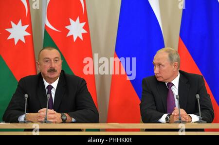 Sochi, Russie. 1er sept 2018. Le président russe Vladimir Poutine et le président de l'Azerbaïdjan Ilham Aliyev, gauche, lors d'une déclaration conjointe à la presse à la suite de réunions bilatérales, 1 septembre 2018 à Sotchi, Russie. Credit : Planetpix/Alamy Live News Banque D'Images