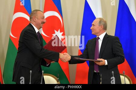 Sochi, Russie. 1er sept 2018. Le président russe Vladimir Poutine et le président de l'Azerbaïdjan Ilham Aliyev, gauche, l'échange d'accords signés à la suite des réunions bilatérales 1 Septembre, 2018 à Sotchi, Russie. Credit : Planetpix/Alamy Live News Banque D'Images