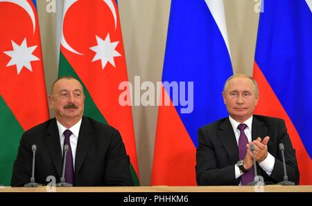 Sochi, Russie. 1er sept 2018. Le président russe Vladimir Poutine et le président de l'Azerbaïdjan Ilham Aliyev, gauche, lors d'une déclaration conjointe à la presse à la suite de réunions bilatérales, 1 septembre 2018 à Sotchi, Russie. Credit : Planetpix/Alamy Live News Banque D'Images