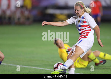 31 août 2018 : avec le gardien de but vers le bas USA Lindsey Pugh (9) prend un tir au but mais l'effort est refusé par une faute pendant le jeu entre le Chili et les États-Unis le 31 août 2018, à l'StubHub Center de Carson, en Californie. USA. (Photo de Peter Renner and Co) Banque D'Images