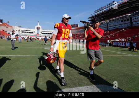 01 septembre 2018, l'USC Trojans quarterback J.T. Daniels # 18 après le match de football entre l'USC Trojans et l'UNLV rebelles au Los Angeles Coliseum de Los Angeles, Californie. Charles Baus/CSM Banque D'Images