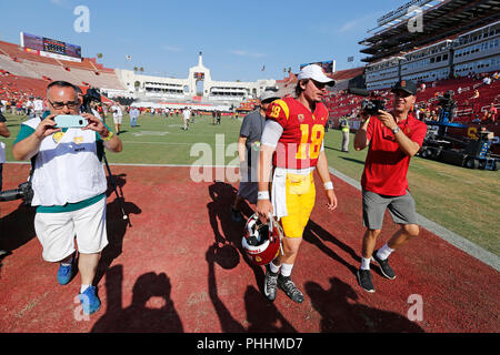 01 septembre 2018, l'USC Trojans quarterback J.T. Daniels # 18 après le match de football entre l'USC Trojans et l'UNLV rebelles au Los Angeles Coliseum de Los Angeles, Californie. Charles Baus/CSM Banque D'Images