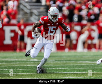 Piscataway, NJ, USA. Du 1er septembre 2018. Scarlet Knights Rutgers receveur Shameen Jones (15) s'exécute avec le ballon lors d'un match de football NCAA entre les Bobcats de l'État du Texas et le Rutgers Scarlet Knights à HighPoint Solutions Stadium à Piscataway, New Jersey Mike Langish/Cal Sport Media. Credit : csm/Alamy Live News Banque D'Images