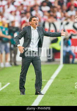 Stuttgart, Allemagne. 1er sept 2018. Le VFB Stuttgart - FC Bayern Munich, Stuttgart, Soccer 01 septembre 2018 Tayfun KORKUT, le VFB entraîneur en chef , gesticuler, donner des instructions, action, seule image, le geste, le geste, un mouvement de la main, en soulignant, d'interpréter, de la mimique, le VFB STUTTGART - FC BAYERN MUNICH 0-3 - DFL RÈGLEMENT INTERDIT TOUTE UTILISATION DES PHOTOGRAPHIES comme des séquences d'images et/ou quasi-vidéo - 1.ligue allemande de football , Stuttgart, le 01 septembre 2018, de la saison 2018/2019, journée 2, FCB, © Peter Schatz / Alamy Live News Crédit : Peter Schatz/Alamy Live News Banque D'Images