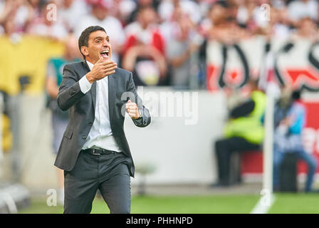 Stuttgart, Allemagne. 1er sept 2018. Le VFB Stuttgart - FC Bayern Munich, Stuttgart, Soccer 01 septembre 2018 Tayfun KORKUT, le VFB entraîneur en chef , gesticuler, donner des instructions, action, seule image, le geste, le geste, un mouvement de la main, en soulignant, d'interpréter, de la mimique, le VFB STUTTGART - FC BAYERN MUNICH 0-3 - DFL RÈGLEMENT INTERDIT TOUTE UTILISATION DES PHOTOGRAPHIES comme des séquences d'images et/ou quasi-vidéo - 1.ligue allemande de football , Stuttgart, le 01 septembre 2018, de la saison 2018/2019, journée 2, FCB, © Peter Schatz / Alamy Live News Crédit : Peter Schatz/Alamy Live News Banque D'Images