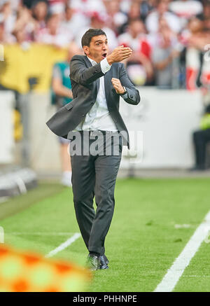 Stuttgart, Allemagne. 1er sept 2018. Le VFB Stuttgart - FC Bayern Munich, Stuttgart, Soccer 01 septembre 2018 Tayfun KORKUT, le VFB entraîneur en chef , gesticuler, donner des instructions, action, seule image, le geste, le geste, un mouvement de la main, en soulignant, d'interpréter, de la mimique, le VFB STUTTGART - FC BAYERN MUNICH 0-3 - DFL RÈGLEMENT INTERDIT TOUTE UTILISATION DES PHOTOGRAPHIES comme des séquences d'images et/ou quasi-vidéo - 1.ligue allemande de football , Stuttgart, le 01 septembre 2018, de la saison 2018/2019, journée 2, FCB, © Peter Schatz / Alamy Live News Crédit : Peter Schatz/Alamy Live News Banque D'Images