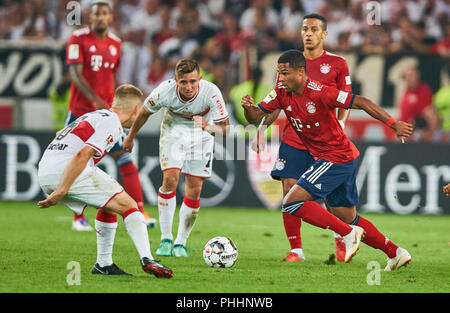 Stuttgart, Allemagne. 1er sept 2018. Le VFB Stuttgart - FC Bayern Munich, Stuttgart, Soccer 01 septembre 2018 Serge GNABRY, FCB 22 concurrence pour la balle, s'attaquer, duel, un en-tête contre Pablo MAFFEO, Santiago ASCACIBAR VFB 7, le VFB 6 VFB STUTTGART - FC BAYERN MUNICH 0-3 - DFL RÈGLEMENT INTERDIT TOUTE UTILISATION DES PHOTOGRAPHIES comme des séquences d'images et/ou quasi-vidéo - 1.ligue allemande de football , Stuttgart, le 01 septembre 2018, de la saison 2018/2019, journée 2, FCB, © Peter Schatz / Alamy Live News Crédit : Peter Schatz/Alamy Live News Banque D'Images