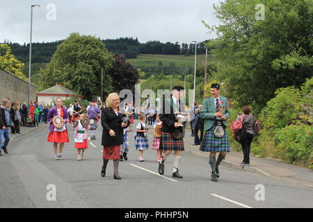 Tuyau et bandes Drums Street Parade. Les tambours et cornemuseurs jouant et marche dans les rues de Peebles pour terminer les Jeux des Highlands. 1er septembre 2018, Peebles, Ecosse, Royaume-Uni Banque D'Images