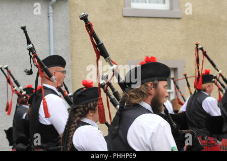 Tuyau et bandes Drums Street Parade. Les tambours et cornemuseurs jouant et marche dans les rues de Peebles pour terminer les Jeux des Highlands. 1er septembre 2018, Peebles, Ecosse, Royaume-Uni Banque D'Images