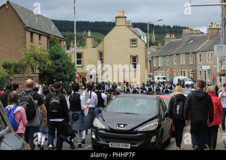 Tuyau et bandes Drums Street Parade. Les tambours et cornemuseurs jouant et marche dans les rues de Peebles pour terminer les Jeux des Highlands. 1er septembre 2018, Peebles, Ecosse, Royaume-Uni Banque D'Images