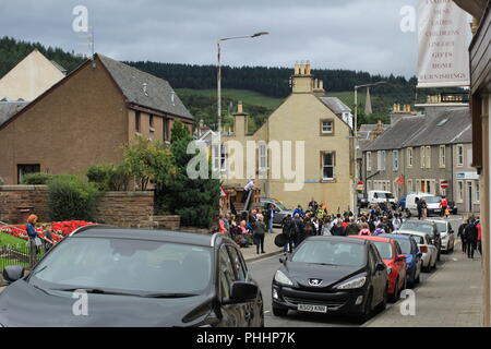 Tuyau et bandes Drums Street Parade. Les tambours et cornemuseurs jouant et marche dans les rues de Peebles pour terminer les Jeux des Highlands. 1er septembre 2018, Peebles, Ecosse, Royaume-Uni Banque D'Images