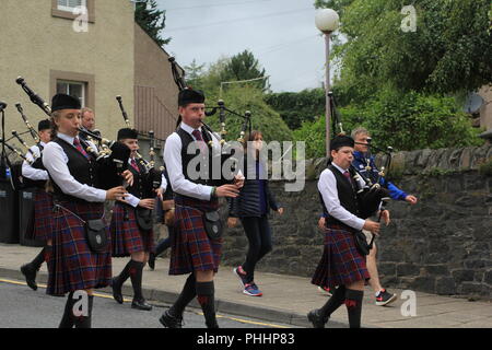 Tuyau et bandes Drums Street Parade. Les tambours et cornemuseurs jouant et marche dans les rues de Peebles pour terminer les Jeux des Highlands. 1er septembre 2018, Peebles, Ecosse, Royaume-Uni Banque D'Images