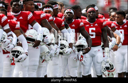 Piscataway, NJ, USA. Du 1er septembre 2018. Les joueurs restent debout pendant l'hymne national avant un match de football NCAA entre les Bobcats de l'État du Texas et le Rutgers Scarlet Knights à HighPoint Solutions Stadium à Piscataway, New Jersey Mike Langish/Cal Sport Media. Credit : csm/Alamy Live News Banque D'Images