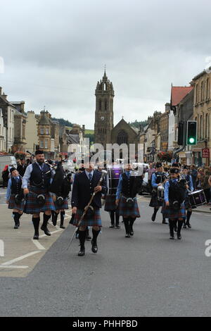 Tuyau et bandes Drums Street Parade. Les tambours et cornemuseurs jouant et marche dans les rues de Peebles pour terminer les Jeux des Highlands. 1er septembre 2018, Peebles, Ecosse, Royaume-Uni Banque D'Images