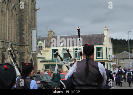 Tuyau et bandes Drums Street Parade. Les tambours et cornemuseurs jouant et marche dans les rues de Peebles pour terminer les Jeux des Highlands. 1er septembre 2018, Peebles, Ecosse, Royaume-Uni Banque D'Images