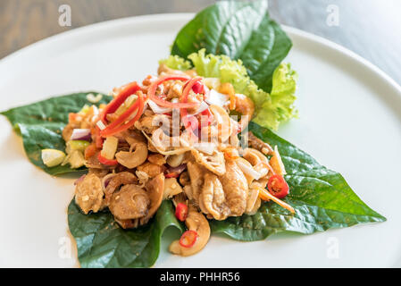 Poisson croustillant salade épicée maw Banque D'Images