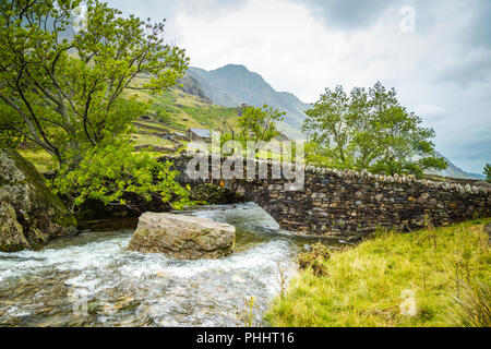 Petit pont de pierre traditionnelle dans le parc national de Snowdonia en Wa Banque D'Images