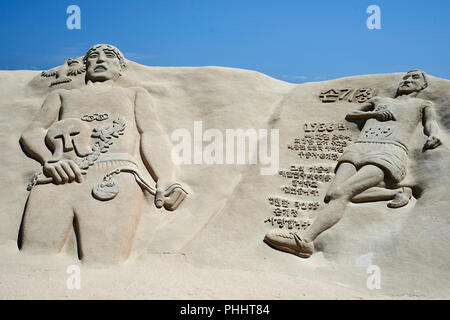 2018 Festival de sable de Haeundae, à Busan. Grande sculpture de fils Kee-chung gagnant au Jeux Olympiques de Berlin 1936 Banque D'Images