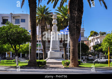 Agios Nikolaos, Crète / Grèce. Place Eleftherias au centre d'Agios Nikolaos ville la capitale de la préfecture de Lassithi. Monument aux héros Banque D'Images