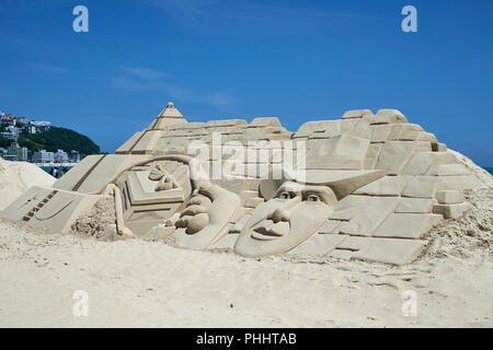 Festival 2018 sable de Haeundae, Busan, Corée. Sculpture géante de cowboy tenant un fouet et coffre à trésor. Banque D'Images