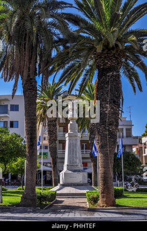 Agios Nikolaos, Crète / Grèce. Place Eleftherias au centre d'Agios Nikolaos ville la capitale de la préfecture de Lassithi. Monument aux héros Banque D'Images