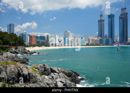 La Baie et la plage de Haeundae, Busan, Corée - vue de la pointe du parc de Dongbaek Banque D'Images