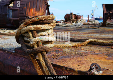 Grue flottante rusty est amarré sur un quai du port de Héraklion, Crète - Grèce sur une chaude journée ensoleillée. Banque D'Images