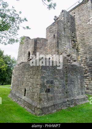 GLASGOW, ÉCOSSE - 22 août 2018 : La vue de côté d'une tour au château de Crookston. Banque D'Images